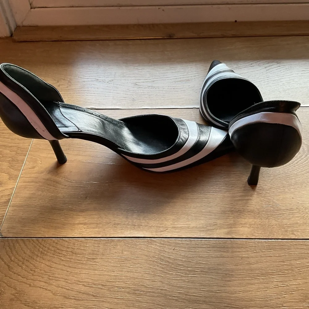 Italian Leather Black Gray Low Heels 8 38 Pointed Toe Block Heel Elegant - Picture 5 of 7
